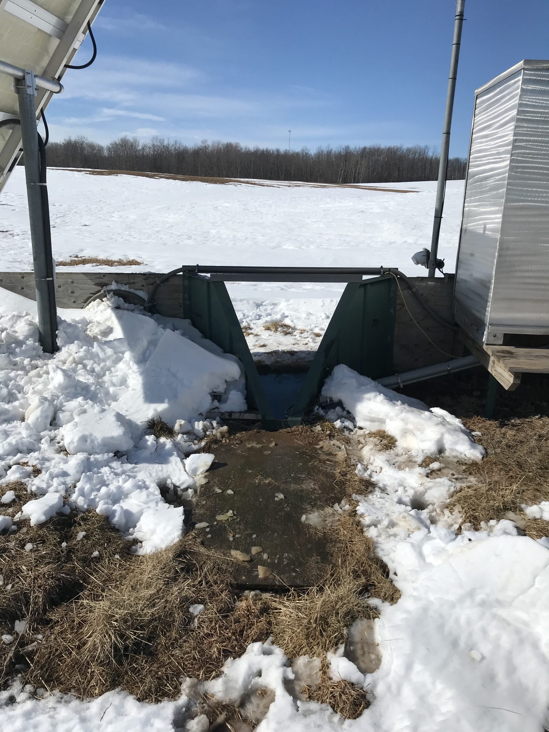 V-shaped flume for measuring snowmelt runoff in snow-covered agricultural field